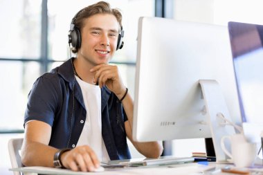 Kulaklıklar ile ofiste genç adam