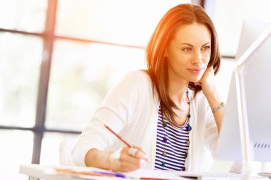 Mutlu girişimci veya serbest meslek sahibi bir ofis veya ev içinde