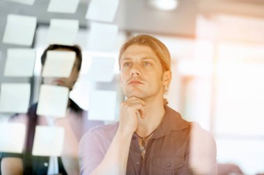 Bir cam duvar üzerine yapışkan notlar