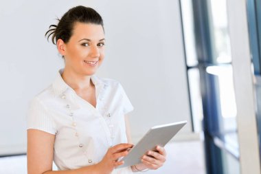 tablet pc ile gülümseyen kadın