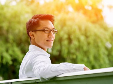 Parkta onun mola sırasında genç işadamı