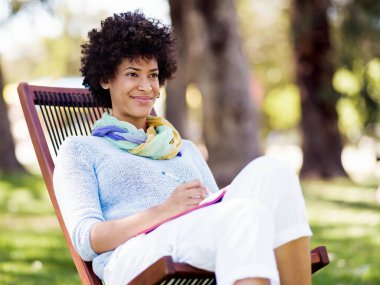 Güzel genç kadın açık havada günlüğüne yazma