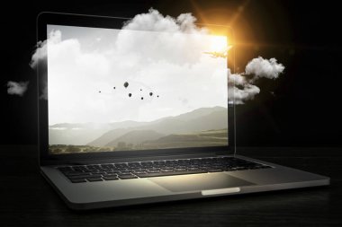 Koyu arka plan açılan laptop. Karışık teknik