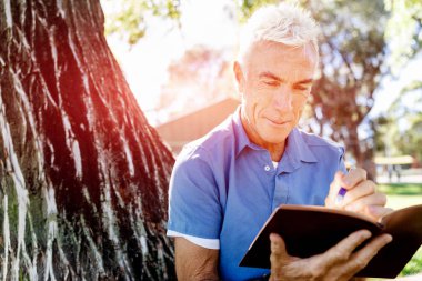 Komuta sizde daşu park kitap okurken
