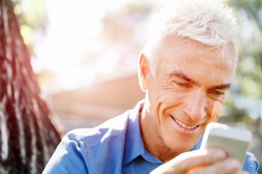 Lomature adam açık havada istimal hareket eden telefon