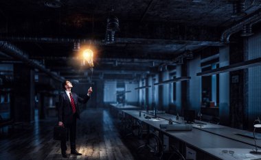 Onun fikirleri çok parlak vardır. Karışık teknik