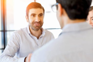 İki genç iş adamları Office görüntü