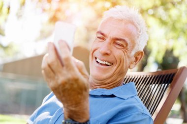 Lomature adam açık havada istimal hareket eden telefon