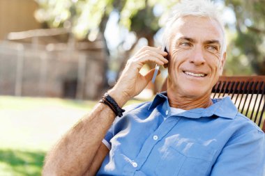 Lomature adam açık havada istimal hareket eden telefon