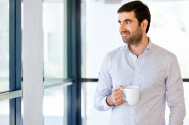 Ofiste bir kupa genç işadamı