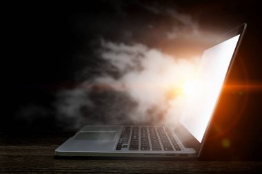 Parlayan dizüstü bilgisayar aygıt. Karışık teknik