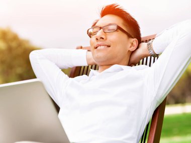 Parkta onun mola sırasında genç işadamı