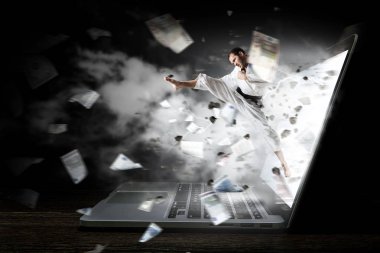 Kimono ve parlayan laptop adam. Karışık teknik
