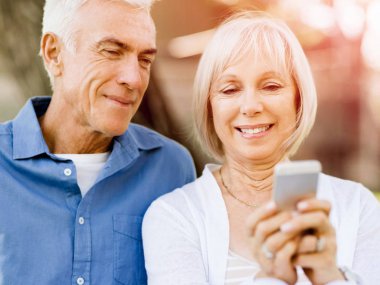 Smartphone vasıl kıdemli mutlu çift