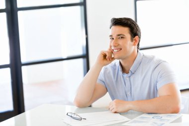 Ofiste rahat genç adam