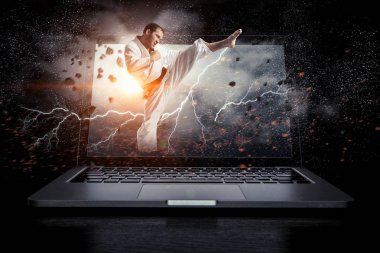 Kimono ve parlayan laptop adam. Karışık teknik