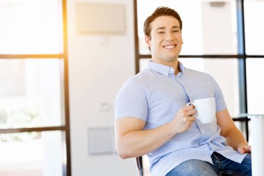 Ofiste bir kupa genç işadamı