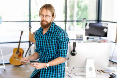 Genç adam ofiste çalışıyor.