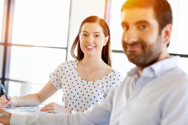 İki genç iş adamları Office görüntü