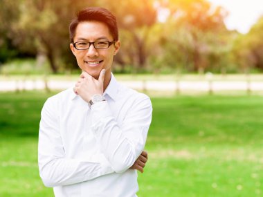 Parkta onun mola sırasında genç işadamı