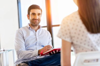 İş adamları görüşmesinde ofiste