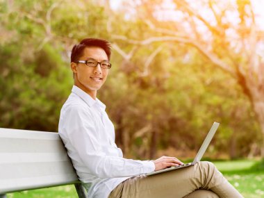 Parkta onun mola sırasında genç işadamı