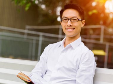 Parkta onun mola sırasında genç işadamı