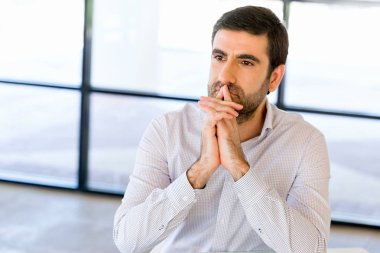 Ofisinde dalgın işadamı