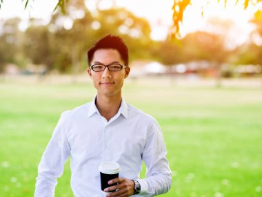 Parkta onun mola sırasında genç işadamı