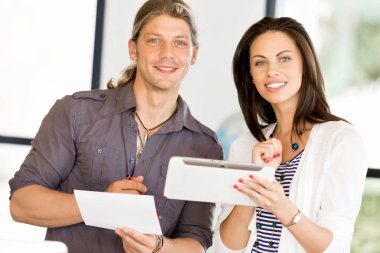 İki genç iş adamları Office görüntü