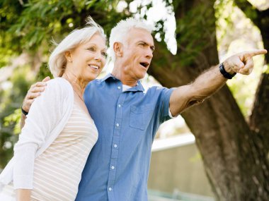 Yaşlı çift parkta dinleniyor.