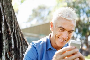 Lomature adam açık havada istimal hareket eden telefon