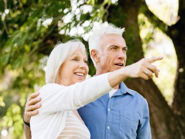 Yaşlı çift parkta dinleniyor.