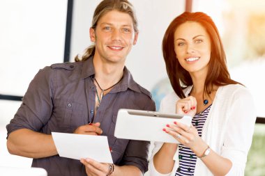 İki genç iş adamları Office görüntü