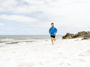 Sahil koşan genç adam