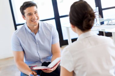 İş adamları görüşmesinde ofiste