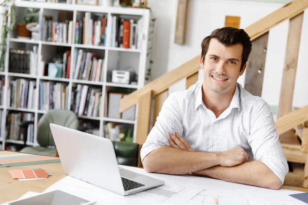 Arquiteto masculino no escritório — Fotografia de Stock