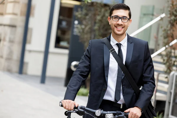 Jonge zakenmensen met een fiets — Stockfoto