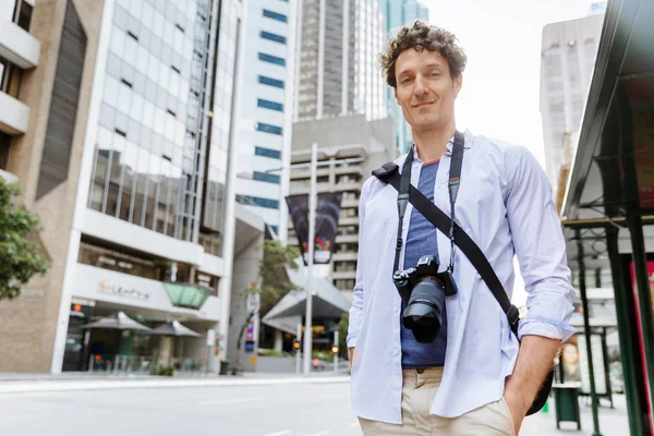 Turista masculino en la ciudad — Foto de Stock