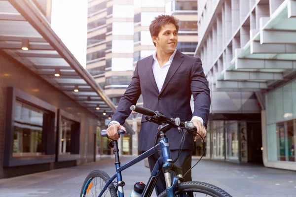 Επιτυχημένος επιχειρηματίας με ποδήλατο — Φωτογραφία Αρχείου