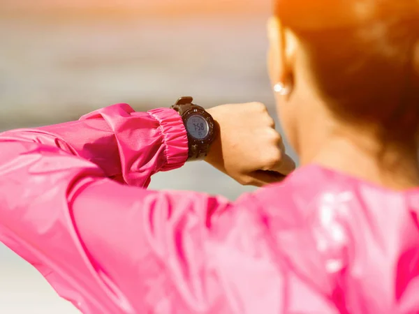 Žena v sportovní pomocí hodinek smartwatch — Stock fotografie