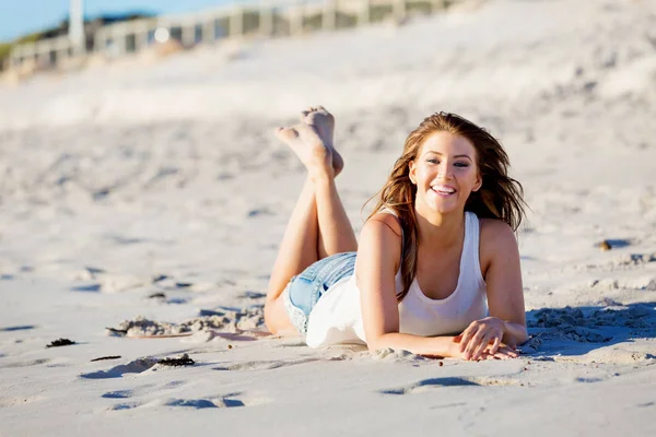 Jonge vrouw ontspannen op het strand — Stockfoto