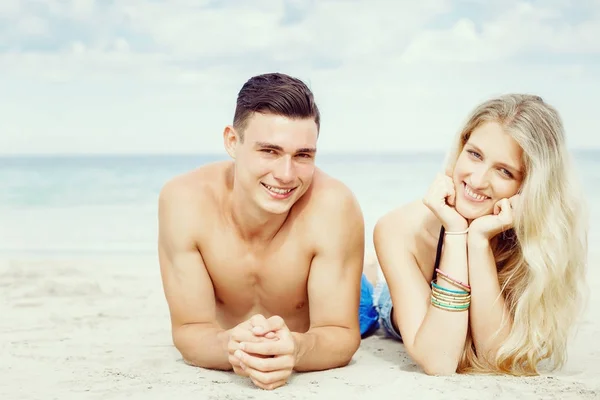 Romantische jonge paar op het strand — Stockfoto