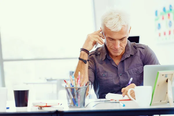 Stilig affärsman i office — Stockfoto