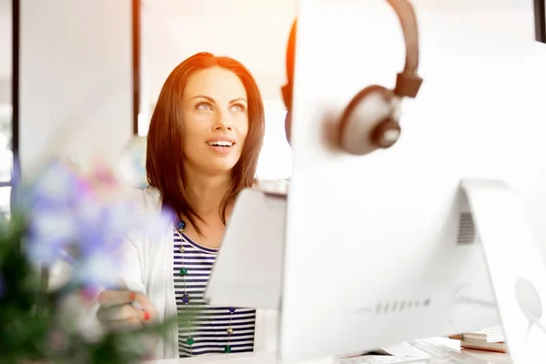 Feliz empresario o freelancer en una oficina o casa — Foto de Stock