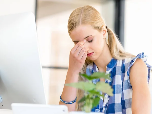 Porträt einer lächelnden Büroangestellten — Stockfoto