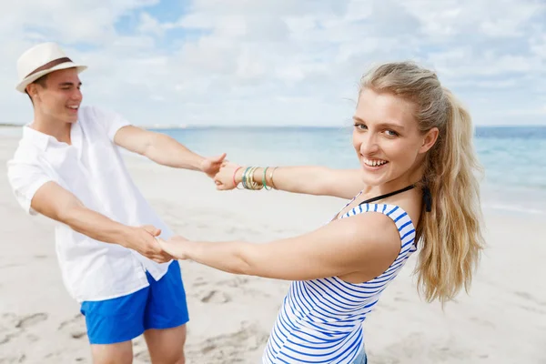 Couple heureux s'amuser sur la plage. — Photo