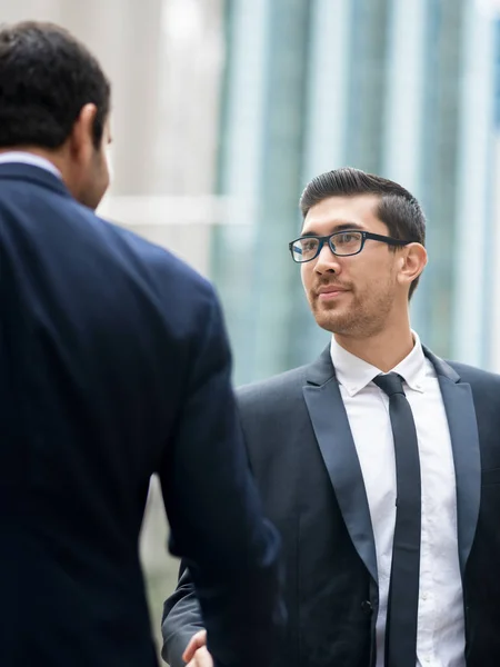 Zwei Geschäftsleute beim Händeschütteln — Stockfoto