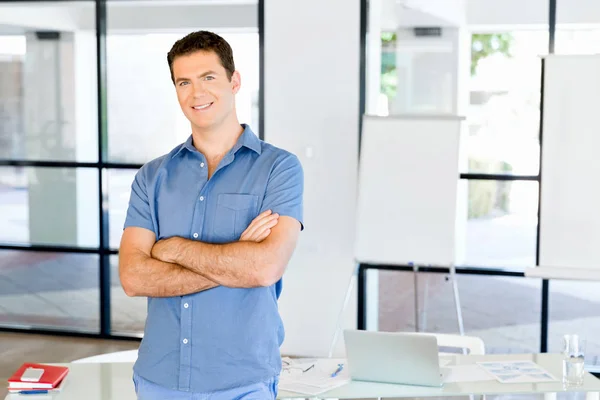 Young caucasian businessman standing in office — Stock Photo, Image