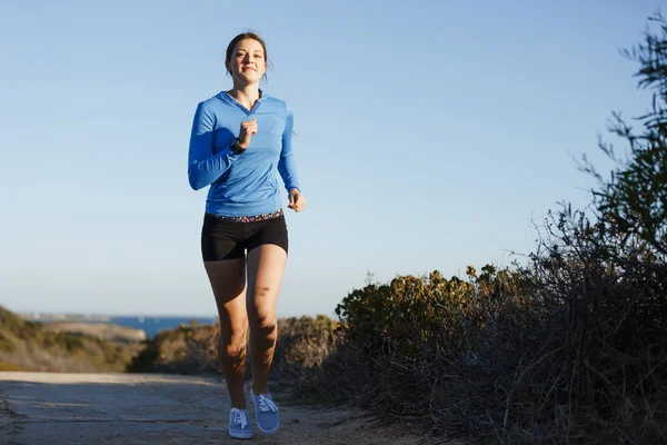 Sport runner joggen op strand uit te werken — Stockfoto